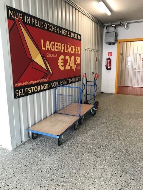Lagerhalle mit Transportwagen