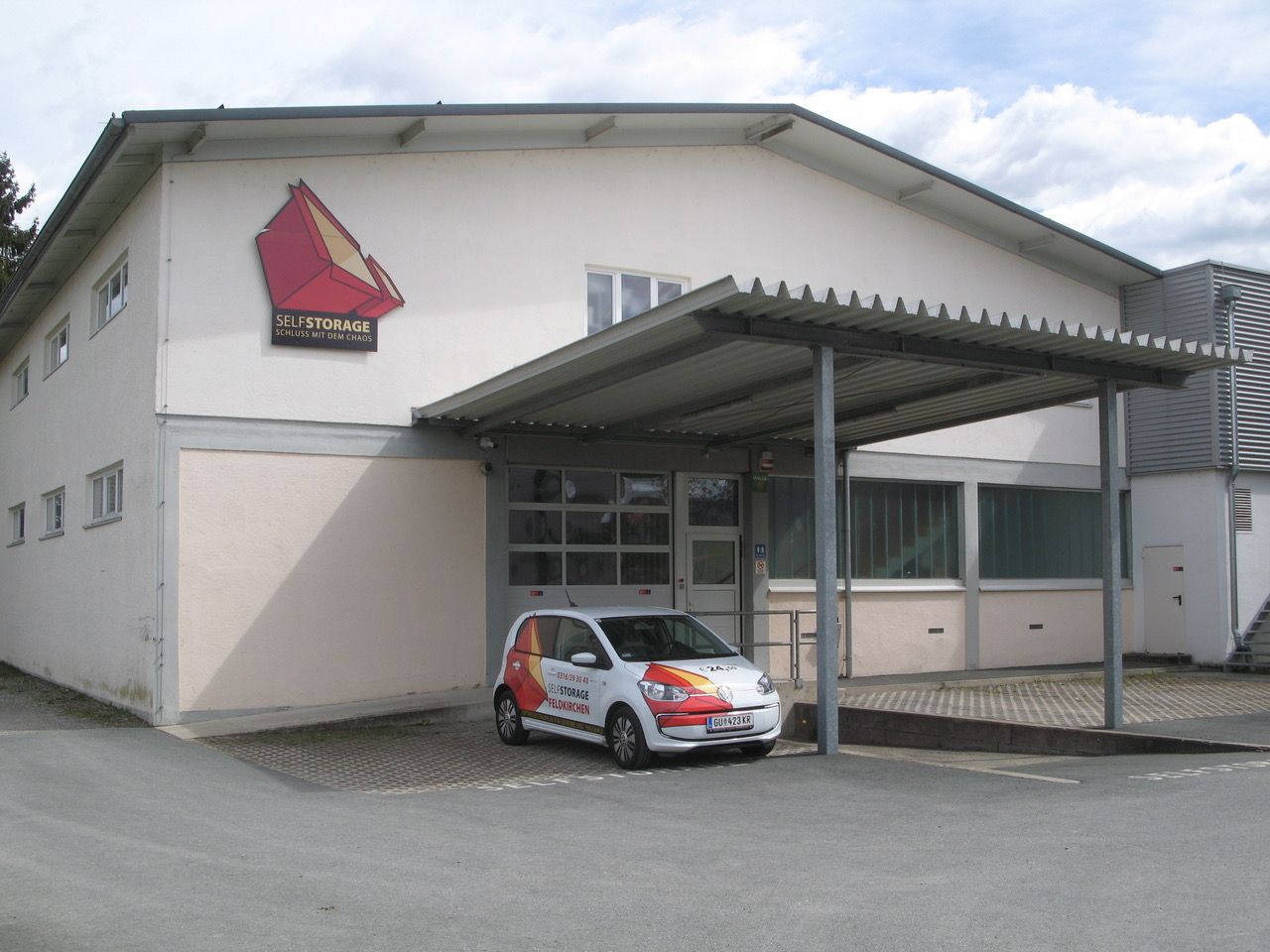 Auto vor der Lagerhalle